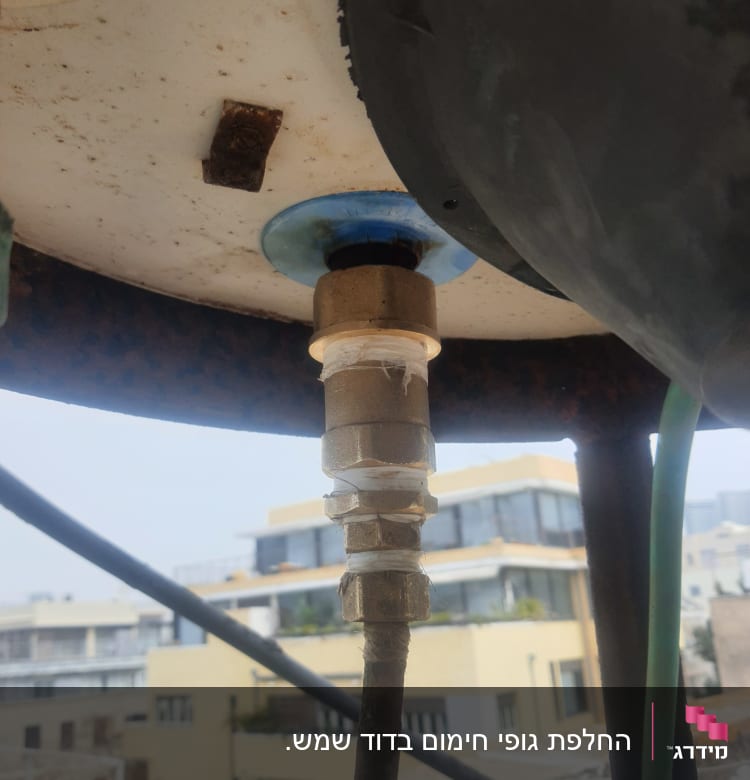חיבור צינור מתכת לדוד שמש עם אטם לבן